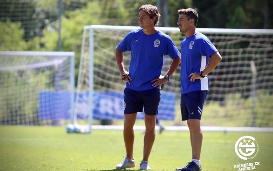 Leandro Martini charla con Mariano Messera durante una práctica