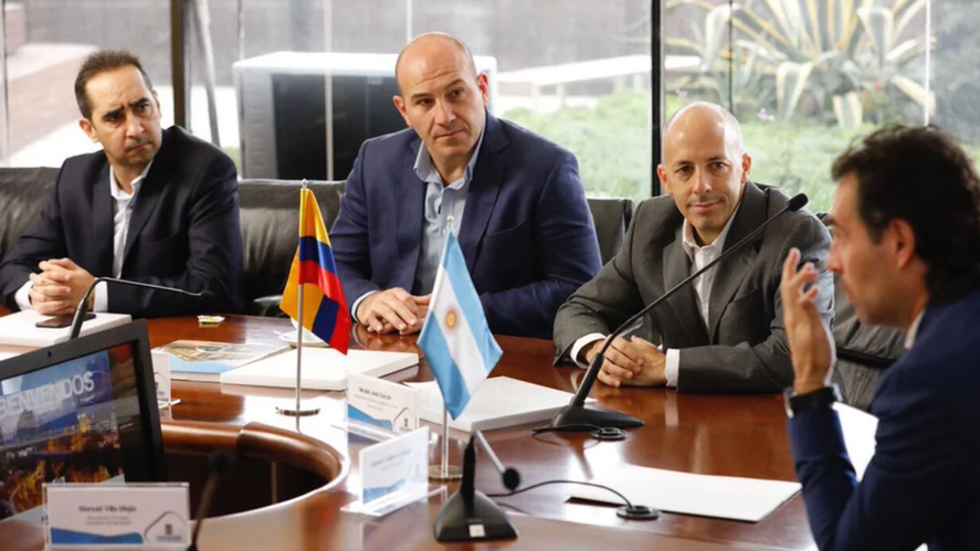 Nicolás Ducoté junto a Martiniano Molina y Ramiro Tagliaferro. El exintendente de Pilar va a juicio por corrupción.