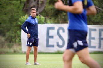gimnasia trabaja en abasto con una defensa para armar