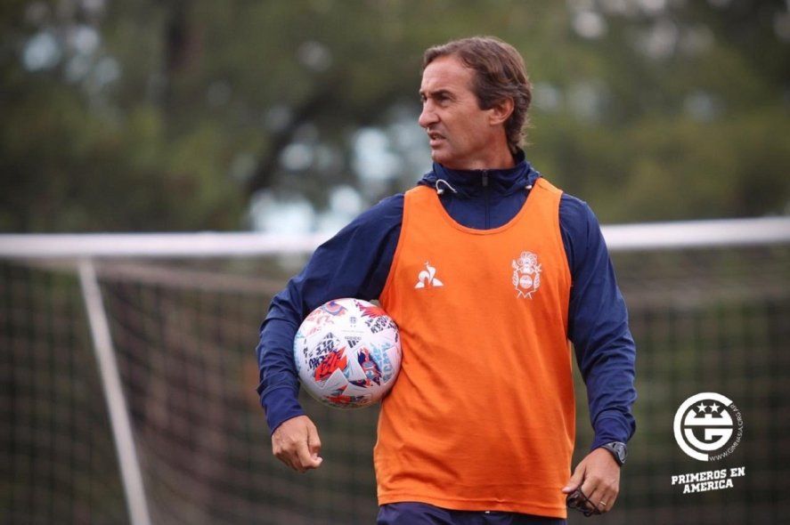 Leandro Martini al dirigir la práctica en Gimnasia