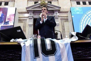 Los diputados también homenajearon a Maradona