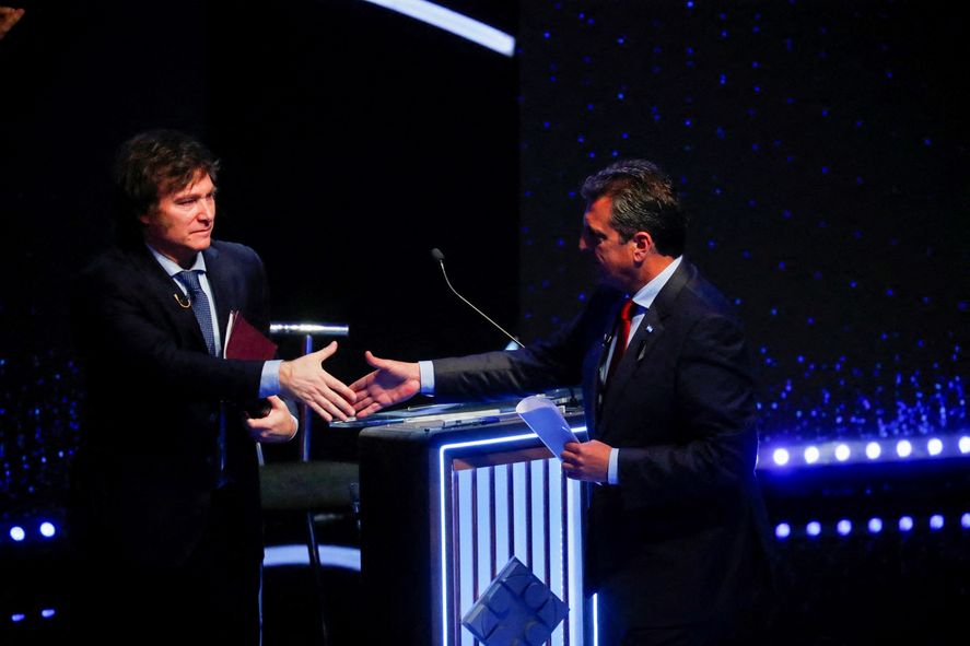 Sergio Massa saludó a Javier Milei tras el segundo debate.