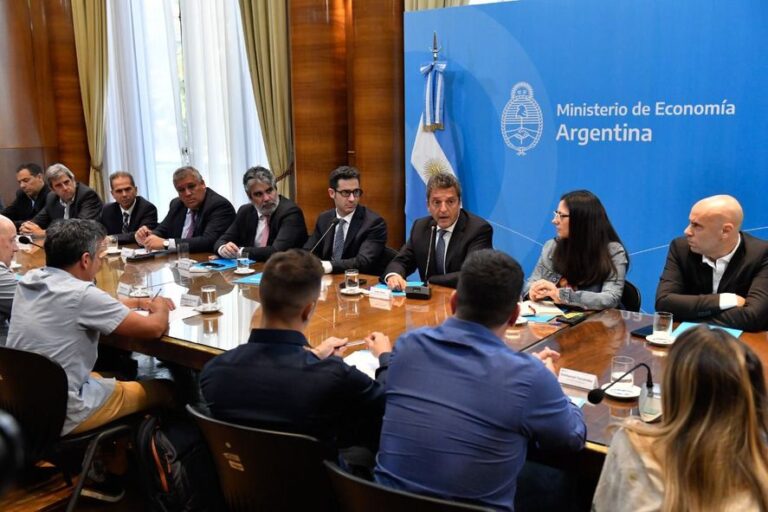 El Gobierno acordó bajar el precio de las zapatillas