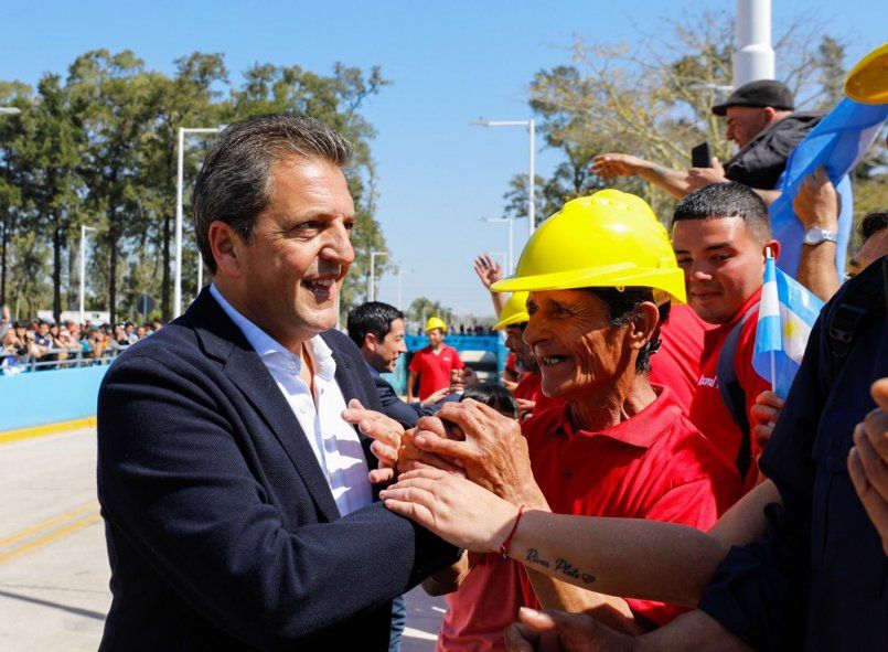 El ministro de Economía, Sergio Massa, anunciará esta mañana medidas para pequeñas empresas y contribuyentes. El ministro de Economía, Sergio Massa, anunciará esta mañana medidas para pequeñas empresas y contribuyentes.