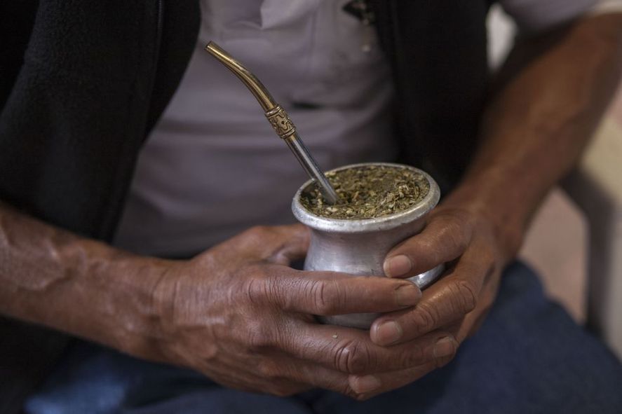 Este miércoles se celebra el Día Nacional del Mate, una bebida que es parte de la tradición e identidad argentina. Conocé cuál es el origen de esta fecha.