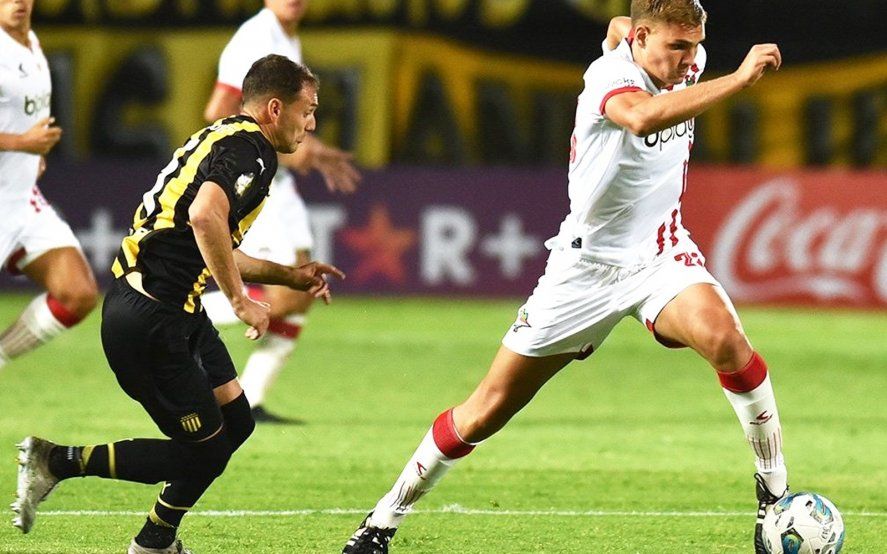 Mateo Pellegrino en acción en el amistoso entre Peñarol y Estudiantes.