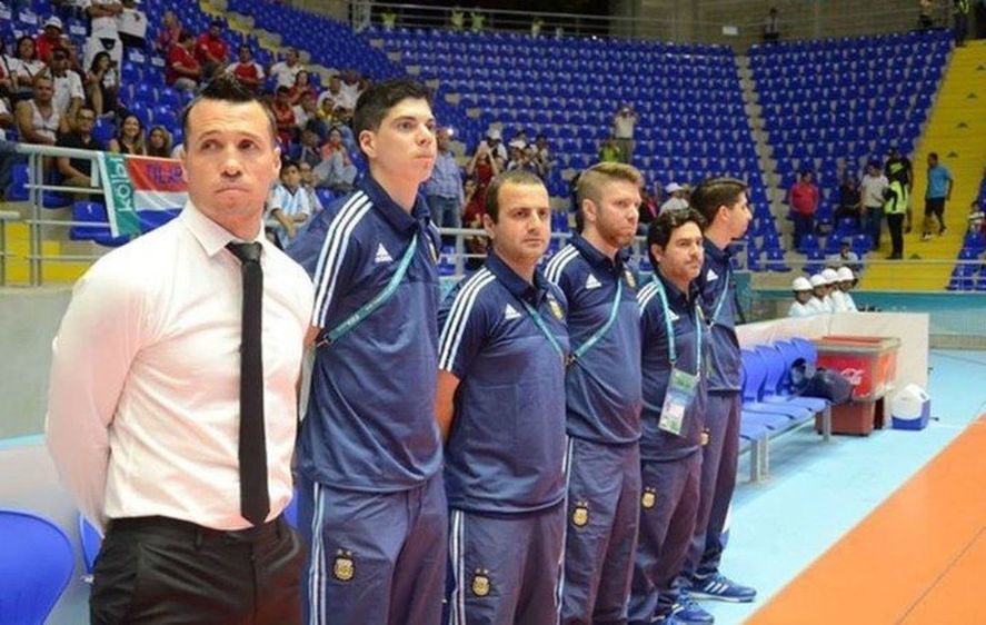 Giustozzi de traje y Lucuix de ayudante: el Mundial de Futsal ganado en 2016  por Argentina fue el primer éxito del otro lado de la cancha.