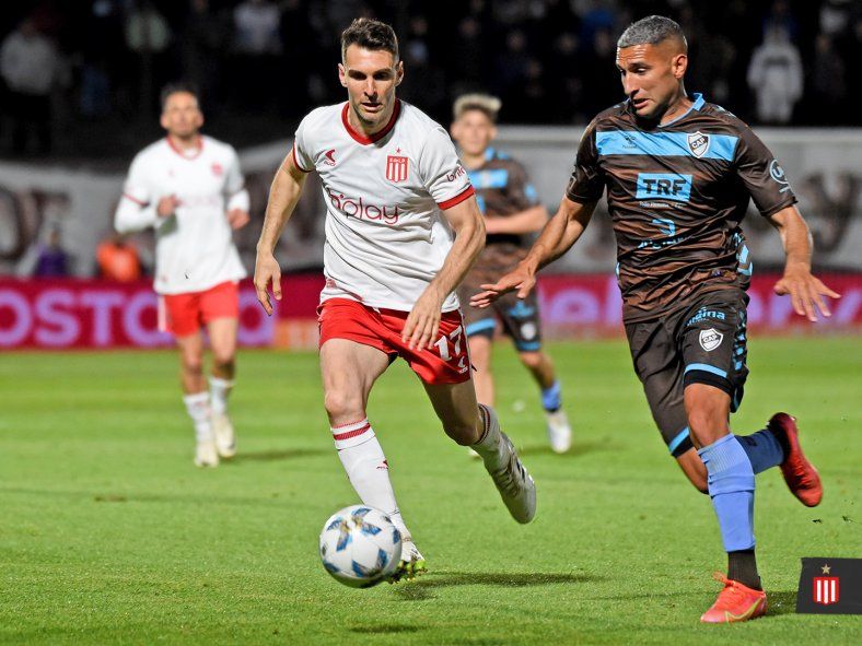 Mauro Boselli en acción en Platense vs. Estudiantes (Foto: prensa EDLP).