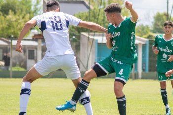 Mauro Dávila en acción en un partido de Quinta en Gimnasia (Foto: Prensa Sarmiento).