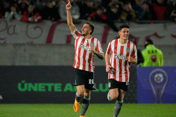 Mauro Méndez festeja sus goles e Estudiantes.