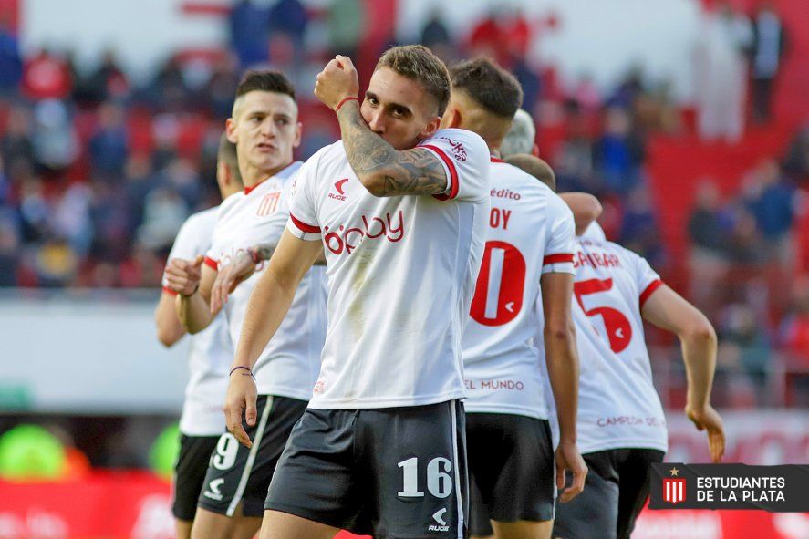 Mauro Méndez festeja el segundo gol de Estudiantes en el cierre de la Liga Profesional. (Foto: prensa EDLP)