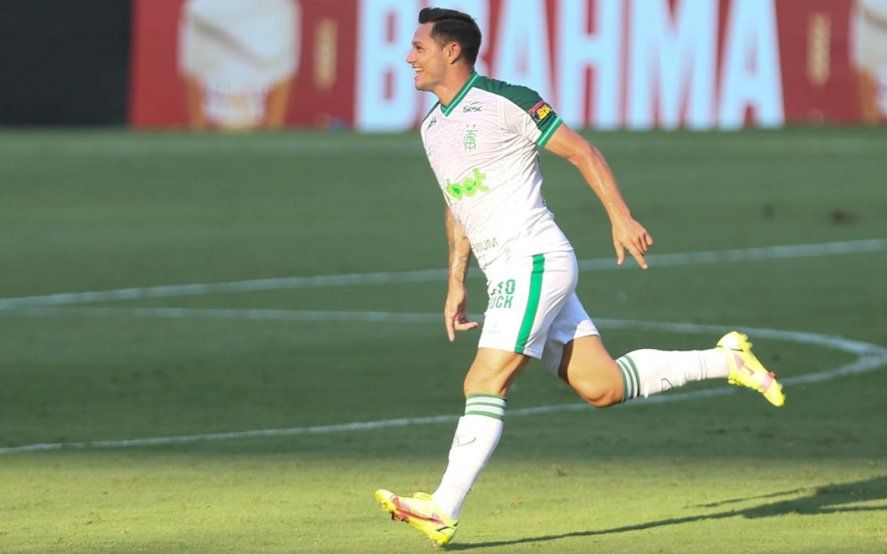 Mauro Zárate es buscado por Gimnasia, pero América Mineiro quiere que vuelva.