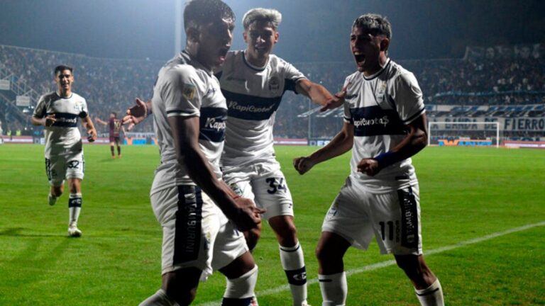 Gimnasia festejó de la cabeza con Maximiliano Comba