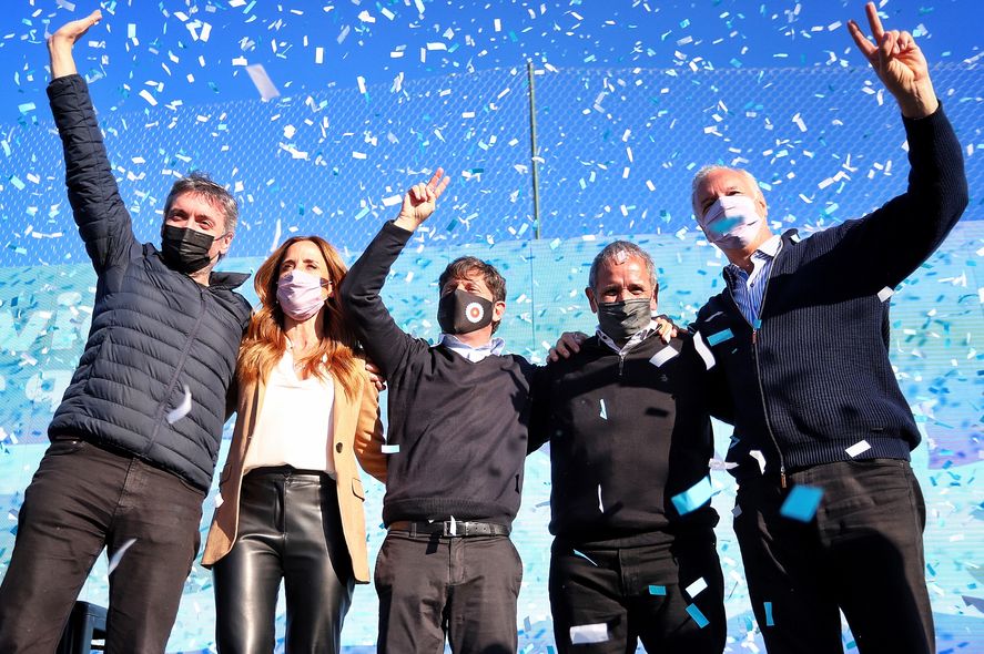 Máximo Kirchner, Axel Kicillof y los pre candidatos Victoria Tolosa Paz, Daniel Gollan y Sergio Palazzo en el acto de La Bancaria.