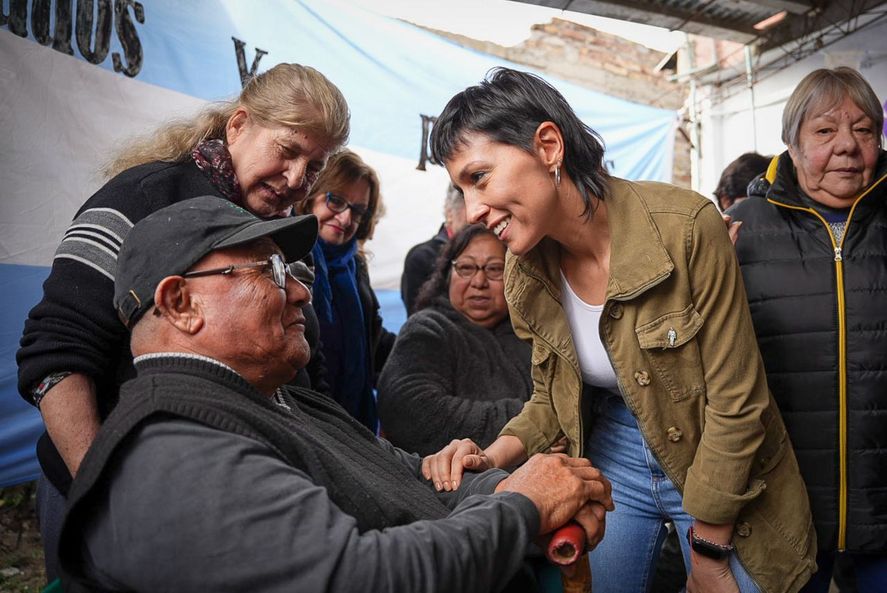 Mayra Mendoza se reunió con jubilados y pensionados de Bernal Oeste 