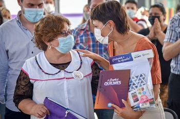 Mayra Mendoza junto a una de las directoras escolares 