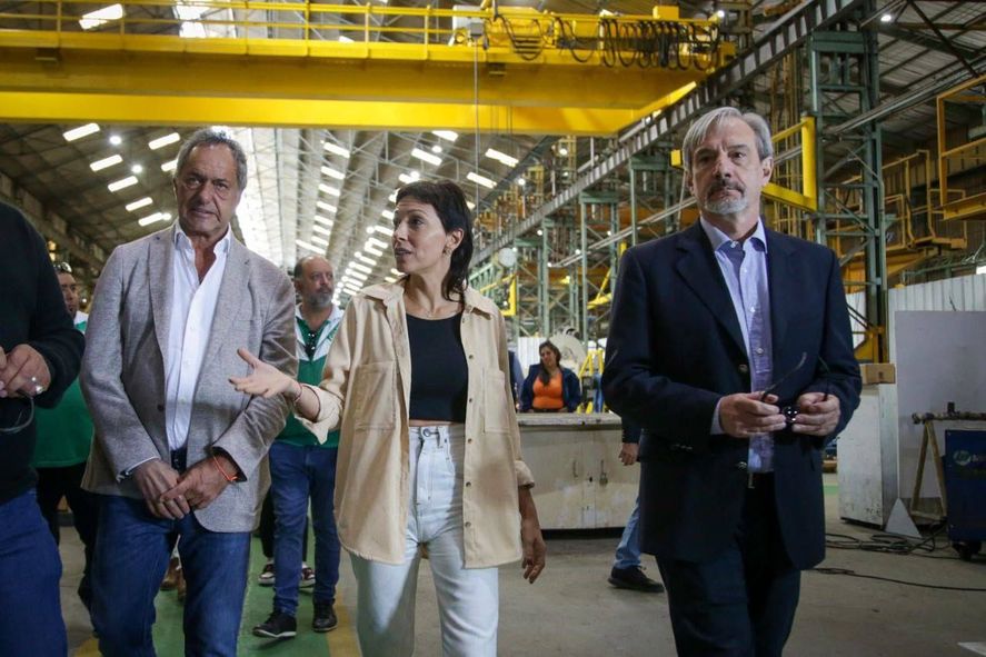 El embajador argentino en Brasil, Daniel Scioli, busca ser el candidato del consenso y acerca posiciones con diferentes espacios políticos.