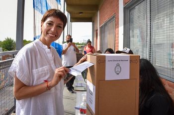 Elecciones 2021: asi votaba Mayra Mendoza, intendenta de Quilmes Elecciones 2021: asi votaba Mayra Mendoza, intendenta de Quilmes