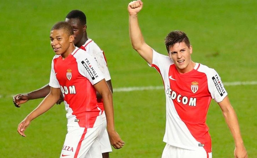 Kylian Mbappé y Guido Carrillo celebran un gol del Mónaco.