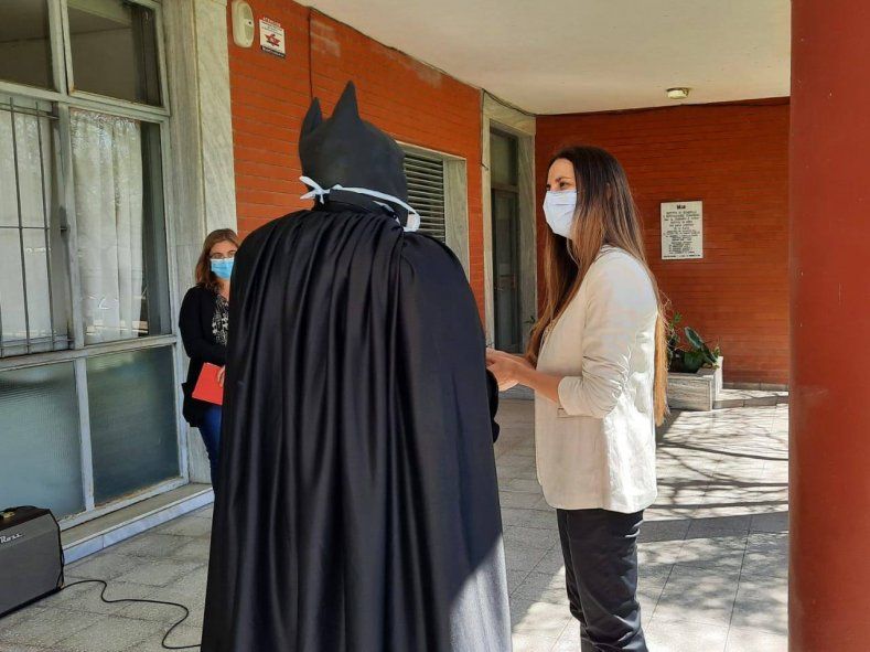Ornela terminó su residencia en el Hospital de Niños de La Plata y eligió a Batman Solidario para que le entregara la medalla