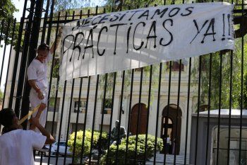 Los estudiantes de Medicina se manifiestan en el Rectorado para pedir la habilitación de las prácticas