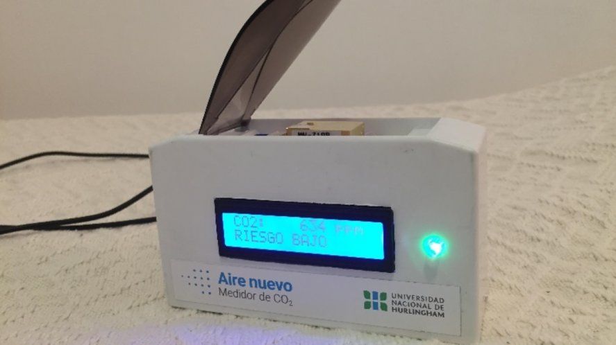 Así es uno de los medidores de dióxido de carbono que desarrolló y produce la Universidad de Hurlingham.