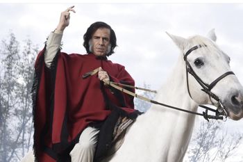 asi luce leo sbaraglia para protagonizar la serie de carlos menem: mira las fotos