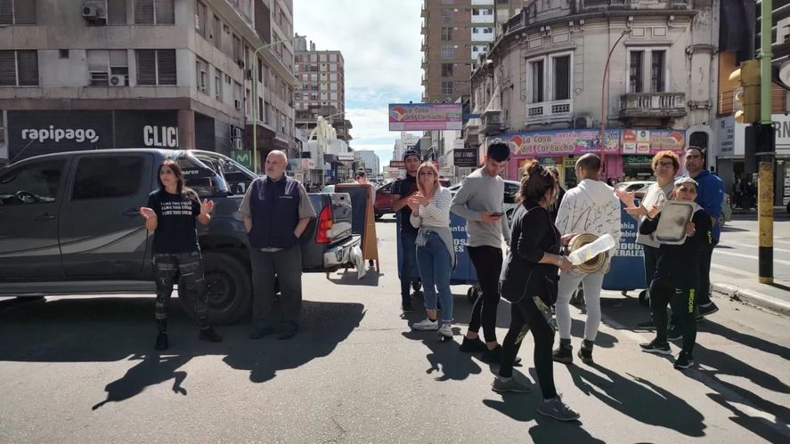 Reclamos en la puerta del Mercado Municipal de Bahía Blanca