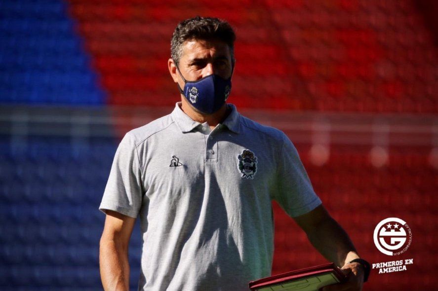 Mariano Messera observando a su equipo ante San Lorenzo