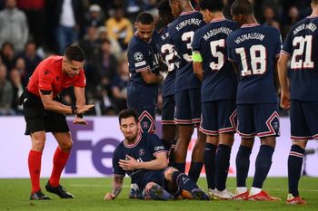 La imagen que reocrrió el mundo: Messi se tiro al suelo para formar parte de la barrera.