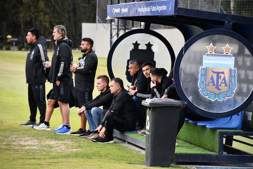 Messi y compañía, siguiendo al Sub 20 en el predio de AFA.