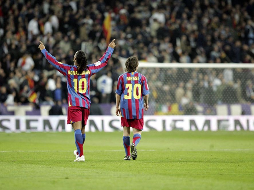 Ronaldinho con la 10 y Messi con la 30 en Barcelona. Esa imagen volverá a repetirse en PSG, pero con Neymar.