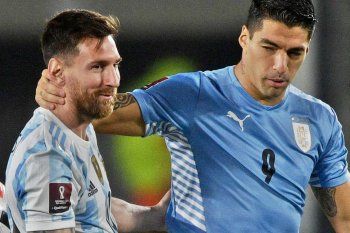 Lionel Messi y Luis Suárez se saludan en un duelo entre la Selección Argentina y Uruguay.