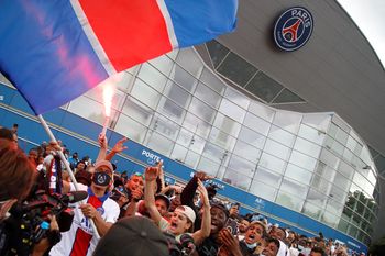 París es una fiesta: la gente empieza a copar el Parque de los Príncipes para ver a Messi con la camiseta del PSG.