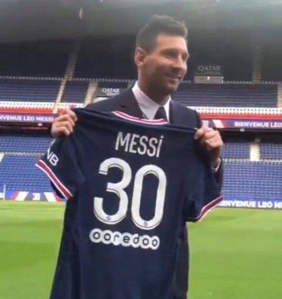 Lionel Messi con la camiseta 30 del PSG