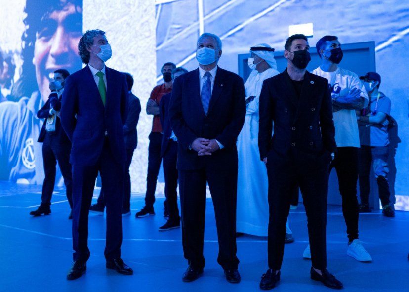 Lionel Messi junto a Leandro Paredes en la exposición de Emiratos Árabes Unidos