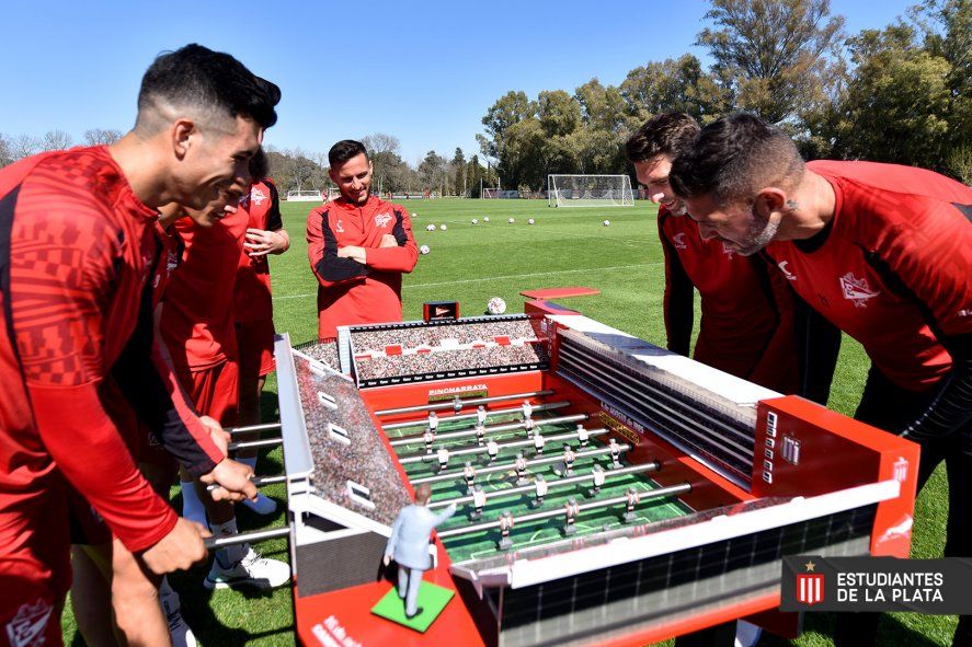 Los jugadores de Estudiantes jugando al metegol de UNO