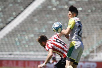 Aldosivi y Estudiantes protagonizan un encuentro disputado.