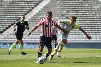 Desábato probó con Cauteruccio al lado de Díaz, que peleó más de lo que jugó.