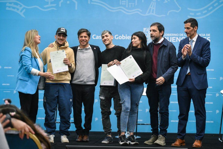 Axel Kicillof entregó documentación gestionada a través del programa Mi Identidad, Mi Derecho.
