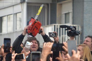 un ano de milei resumido en dos videos antagonicos: los highlights de la nueva grieta politica