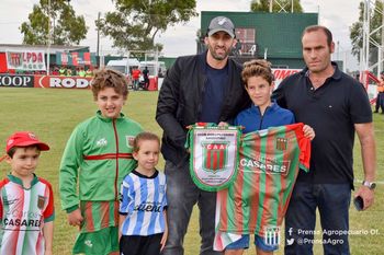 Diego Milito en la cancha de Agropecuario, a su lado un emocionado Bernando Grobocopatel.