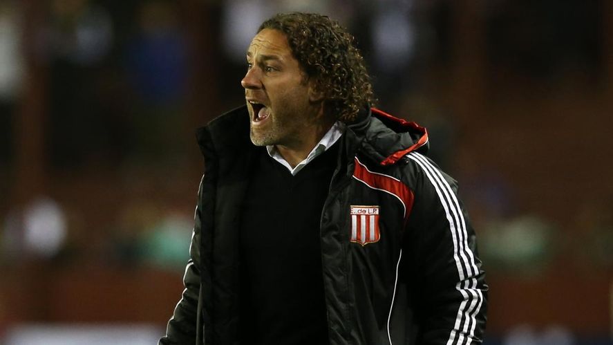 Gabriel Milito dirigiendo a Estudiantes en 2015.