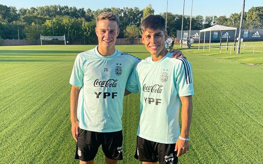 Ignacio Miramón junto a Benjamín Domínguez en una práctica. El primero representará a Gimnasia en el Mundial Sub 20; el segundo quedó al margen por lesión.