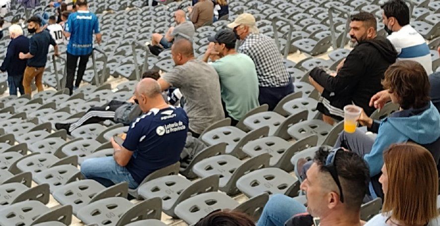Fernando Monetti siguiendo a Gimnasia en el estadio Ciudad de La Plata