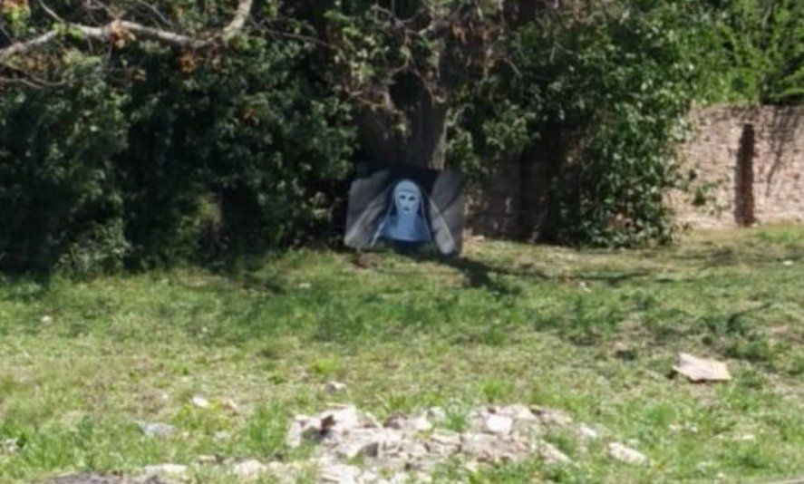 El cuadro de la monja apareció en distintas cuadras de Pergamino