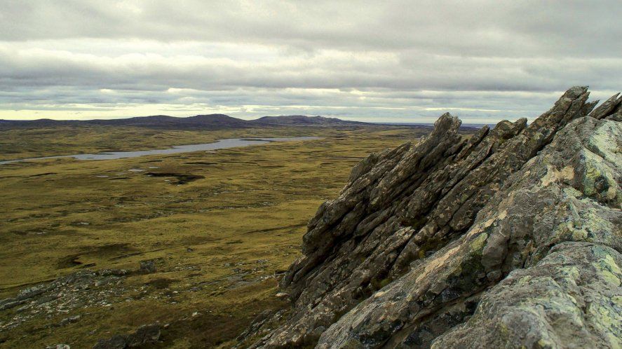 El Monte Longdon, escenario de la batalla más sangrienta y decisiva de la guerra de Malvinas.