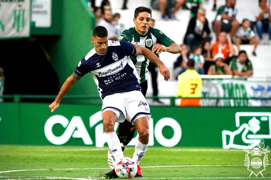Leonardo Morales en acción en el partido entre Gimnasia y Banfield (Foto: Prensa GELP).