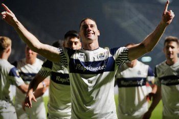 Leonardo Morales festeja su gol en Gimnasia ante Independiente