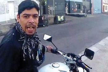 el motochorro mas famoso golpeo a su pareja en plena calle